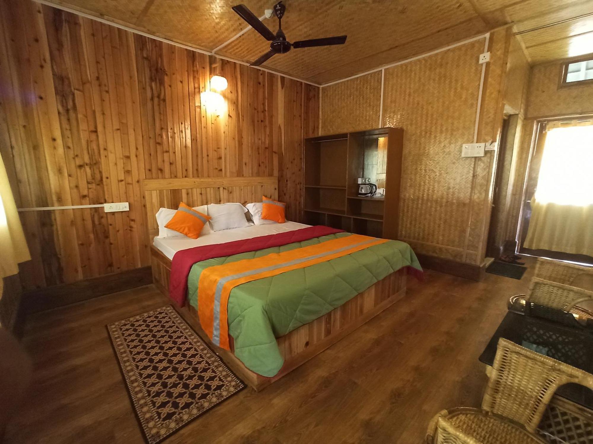 Grasshopper Jungle Queen Resort Chālsa Exterior foto
