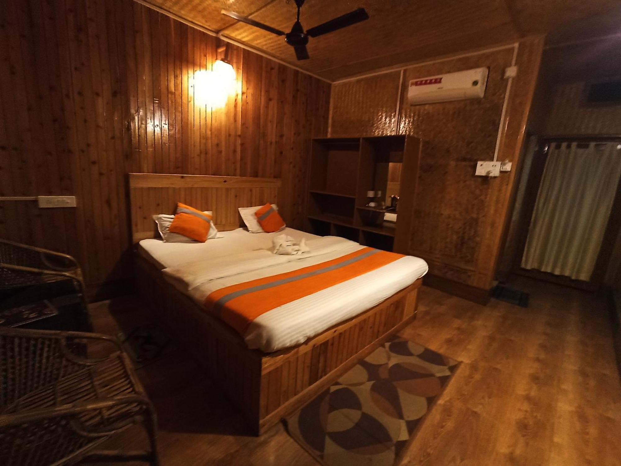 Grasshopper Jungle Queen Resort Chālsa Exterior foto